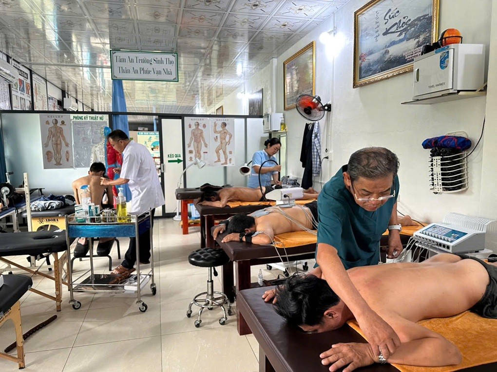 Điều trị thoát vị đĩa đệm, đau thần kinh tọa, thoái hóa khớp và rối loạn tiền đình bằng Y học cổ truyền tại Long An